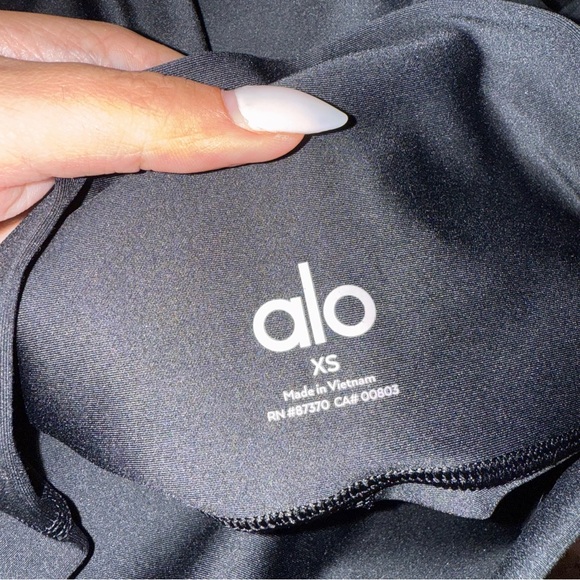 ALO Yoga 7/8 High-Waist Airbrush Leggings in Black - Picture 4 of 4